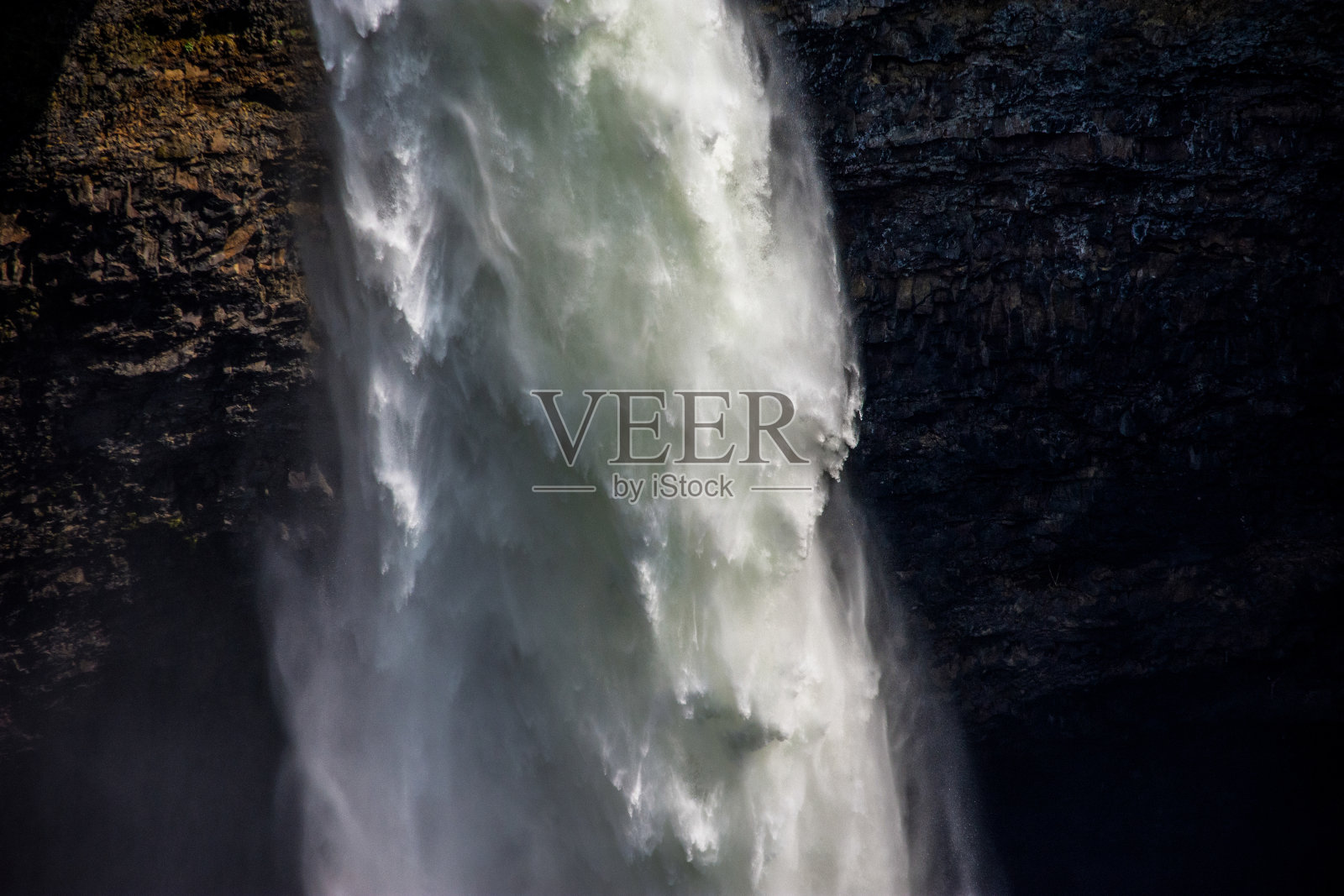 岩石上的瀑布照片摄影图片