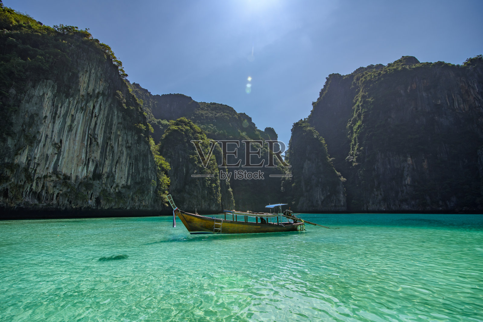 在泰国甲米的Pileh泻湖上,一条孤独的长船和岩石的风景照片摄影图片