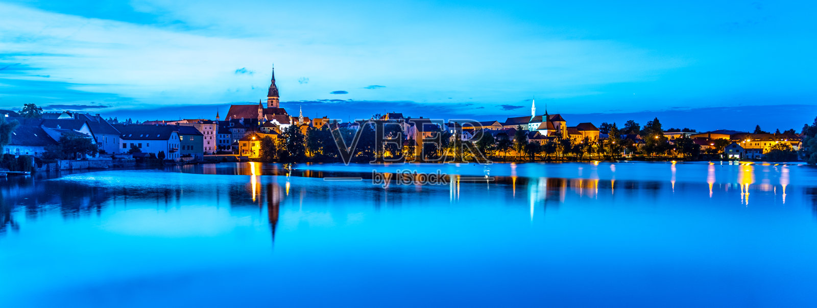 Jindrichuv Hradec全景城市景观,Vajgar池塘在前景。捷克共和国照片摄影图片