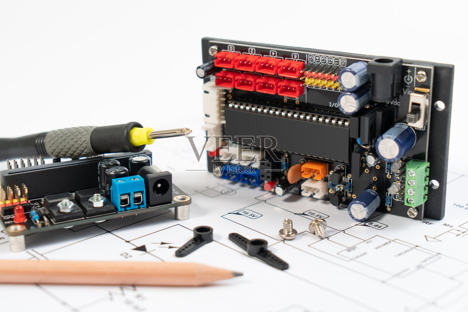 DIY微控制器板或物联网微控制器板,用于创建机器人和其他家庭控制产品。照片摄影图片