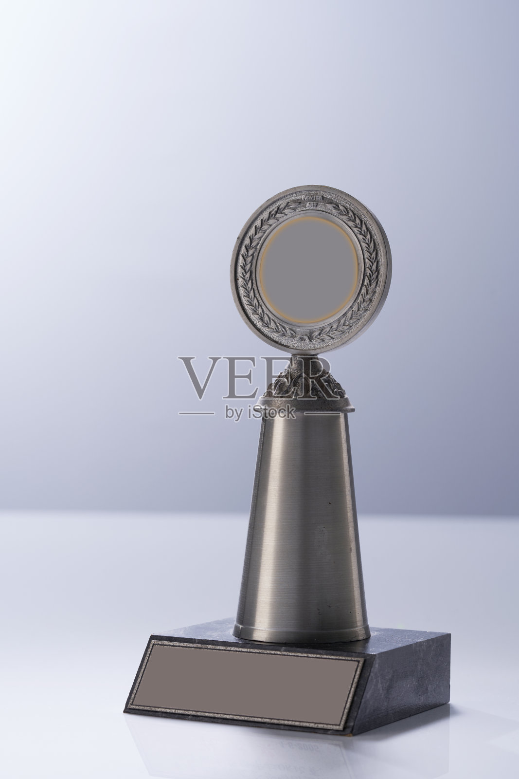 靠近灰色背景下的奖杯照片摄影图片