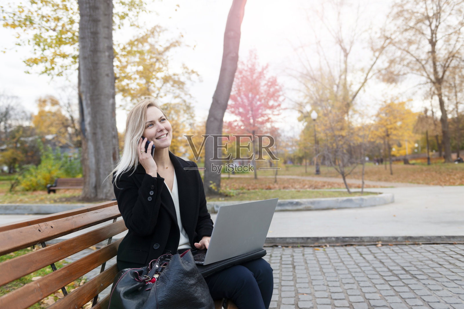 女商人在美丽的公园远程办公照片摄影图片