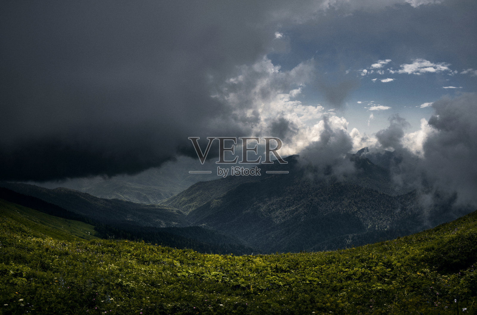 山上美丽的山谷照片摄影图片