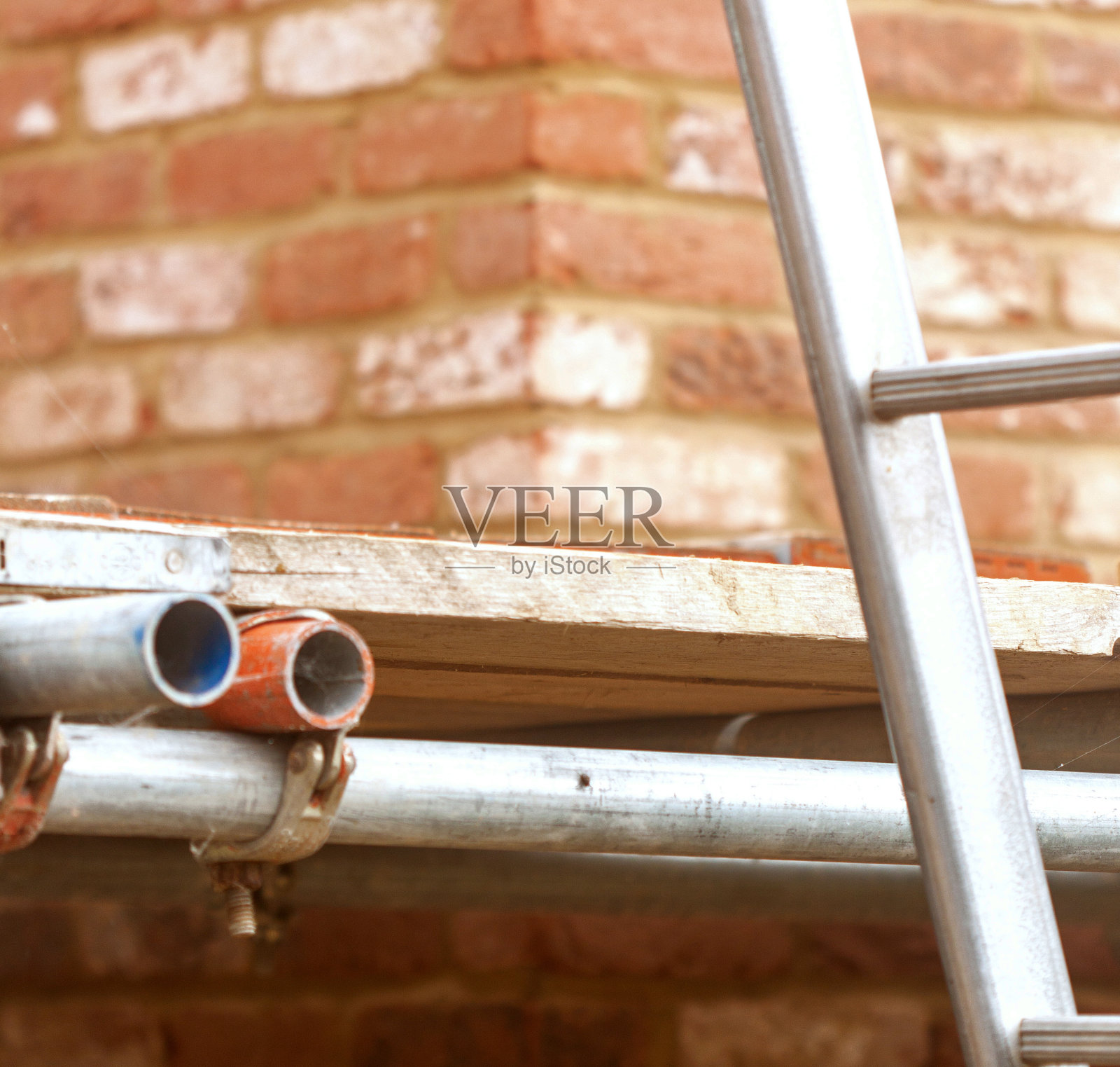 建筑工程或翻新工程,有脚手架和梯子的施工照片摄影图片