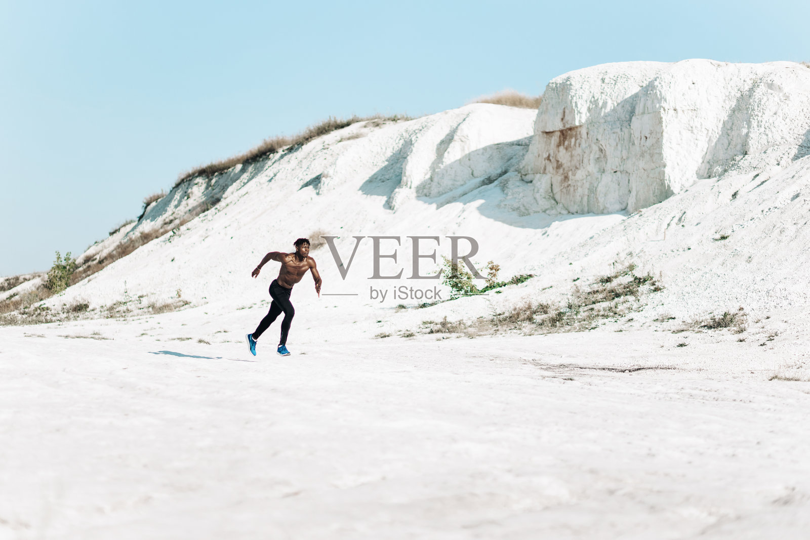 身体健康的非洲裔美国人,肌肉发达的人在户外跑步照片摄影图片