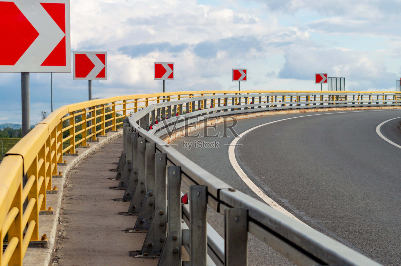 空的现代道路立交和指示方向的路标照片摄影图片