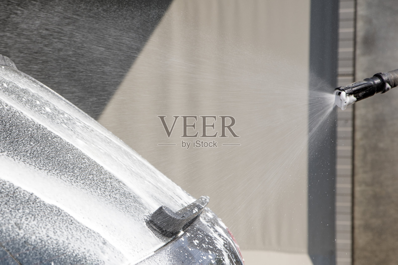 洗车。在压力下用活性泡沫清洗汽车的过程。自助手动洗车。汽车护理的概念照片摄影图片