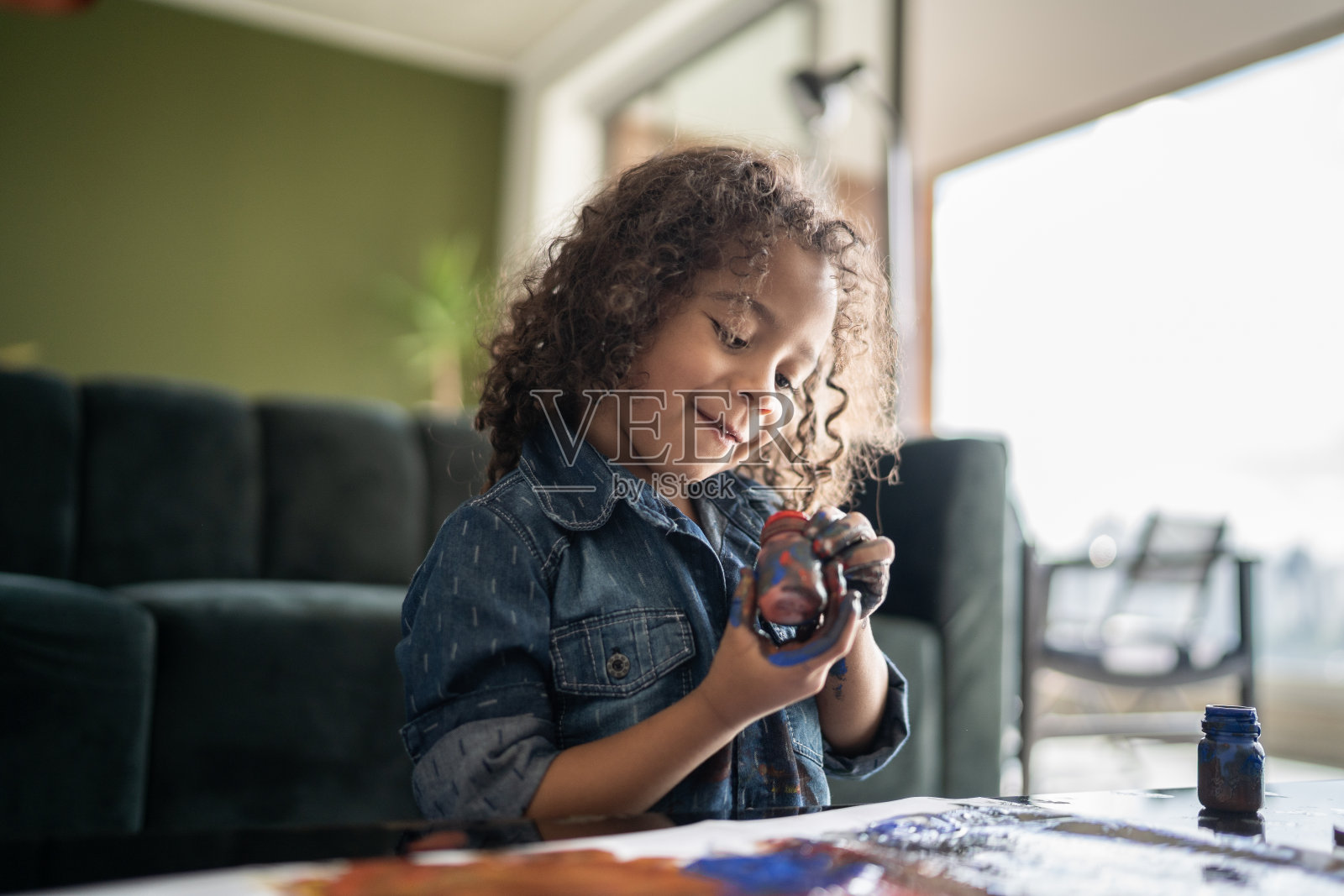男孩在家画画照片摄影图片