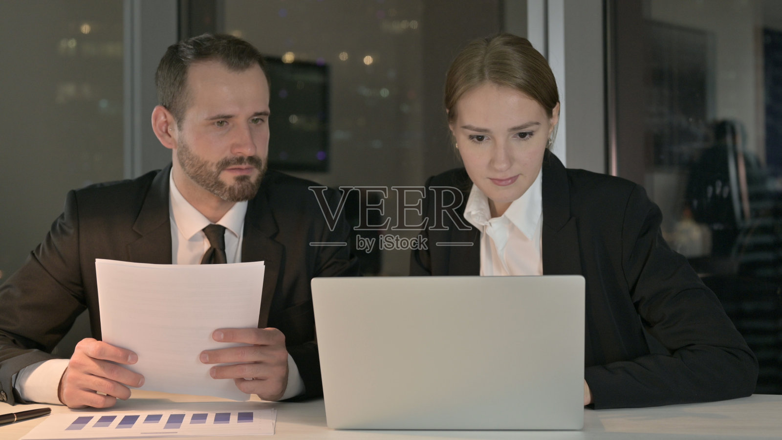 高级商务人员在晚上使用笔记本电脑工作照片摄影图片