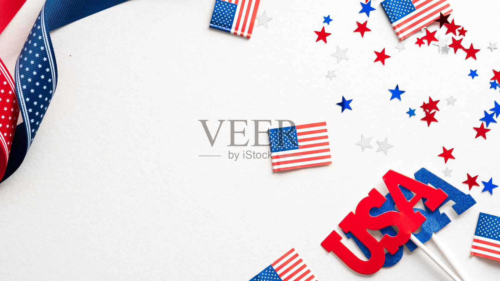 哥伦布日快乐横幅设计。白色背景上的美国装饰品、旗帜、丝带。平铺,俯视图。照片摄影图片