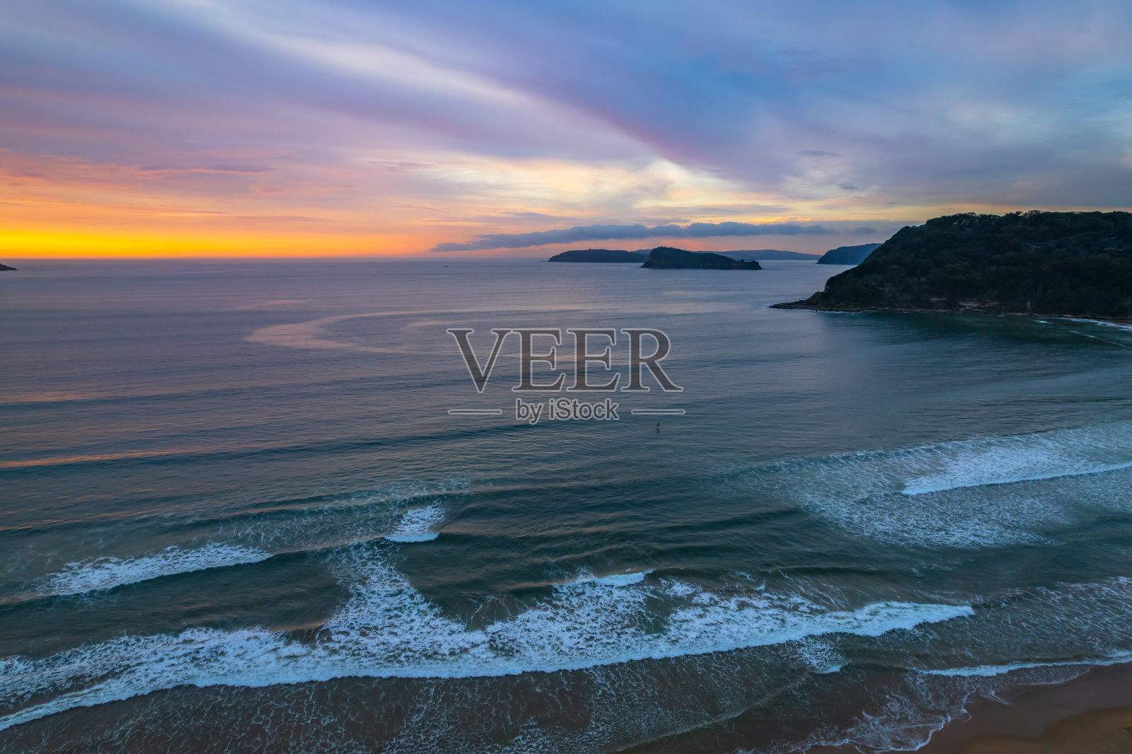 五颜六色的高云朵覆盖着日出的海景照片摄影图片