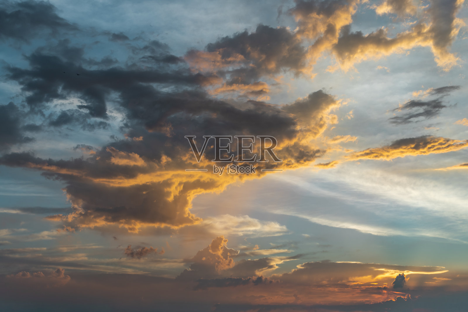 乌云密布的美丽天空,阳光灿烂。照片摄影图片