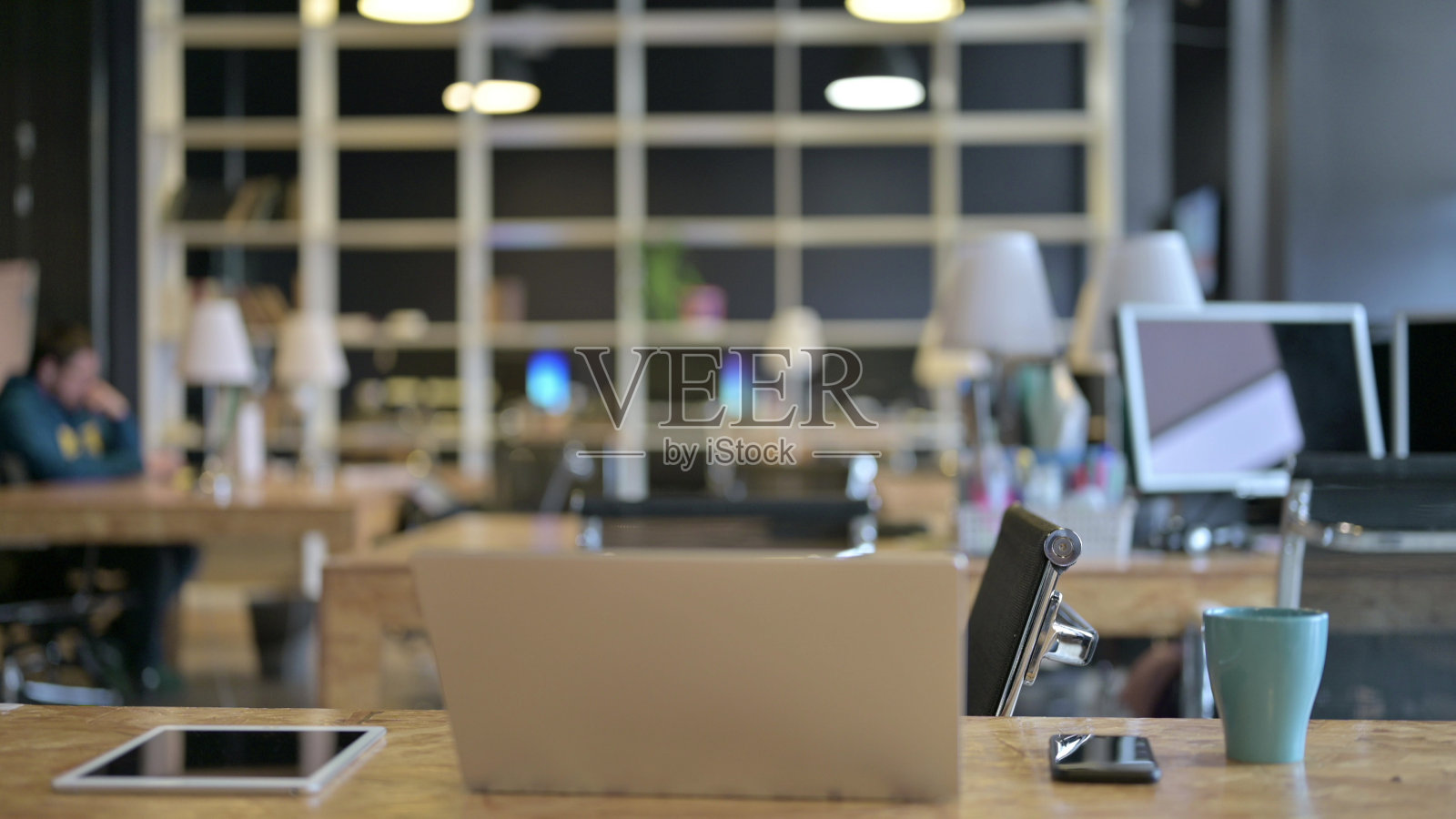 空办公室与开放笔记本电脑在桌上照片摄影图片