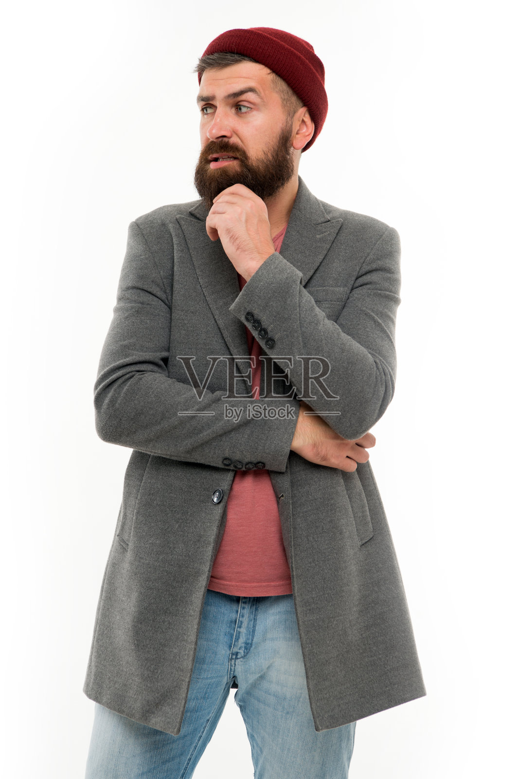 留着小胡子的野蛮白人嬉皮士。男理发师护理。有胡子的时尚男人。严肃的人孤立于白人之上。美髯公。有胡子的成熟嬉皮士。头发和胡须护理照片摄影图片