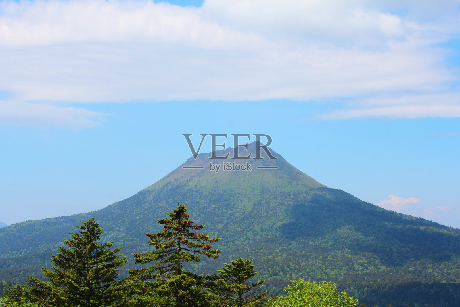 日本北海道钏路的橡树武火山。照片摄影图片