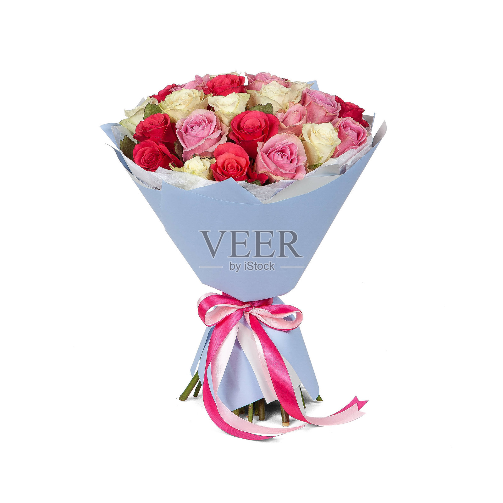 一束新鲜的白色和红色的花,用纸包着,在白色的背景上孤立照片摄影图片