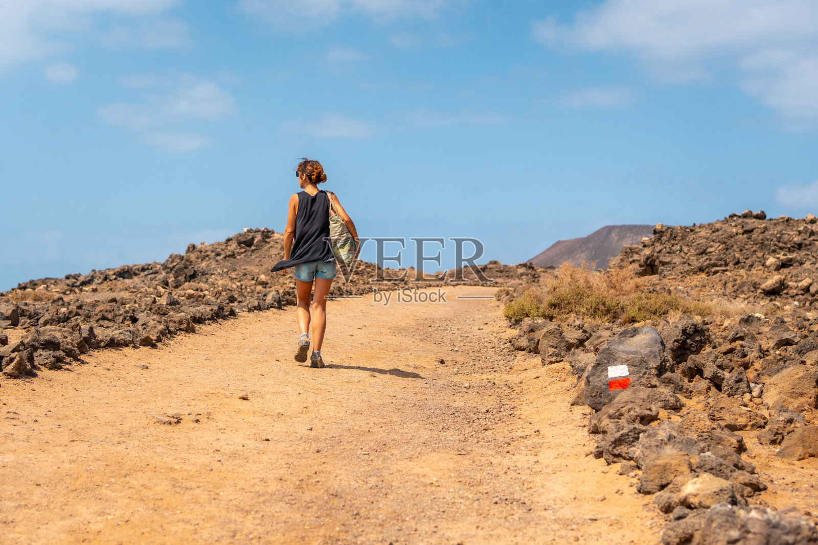 一名年轻女子正在参观位于加那利群岛富埃特文图拉岛北岸的洛沃斯岛。西班牙照片摄影图片