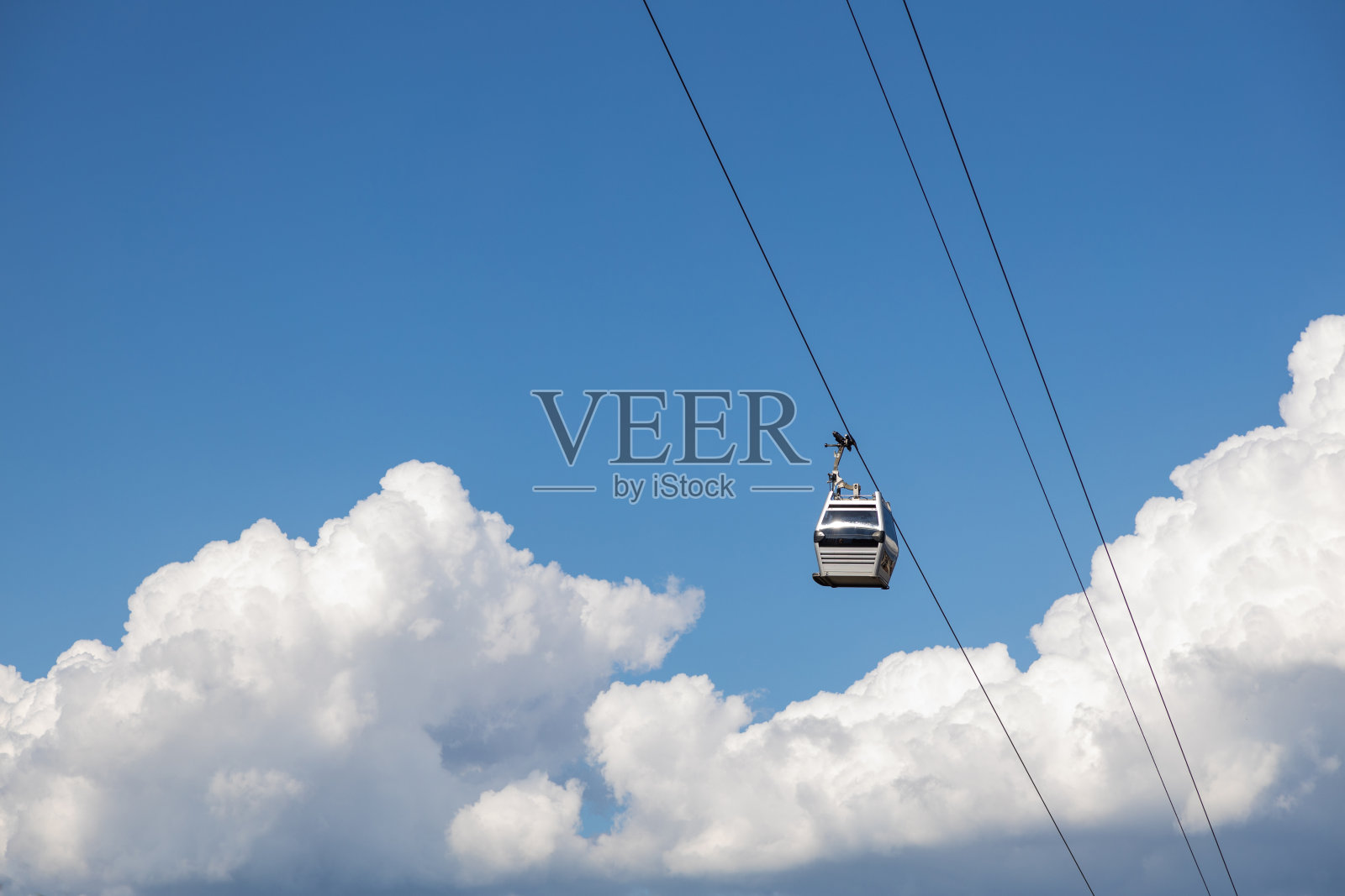 缆车舱上方蓝天白云。索道,绿色交通工具。第比利斯。格鲁吉亚。照片摄影图片