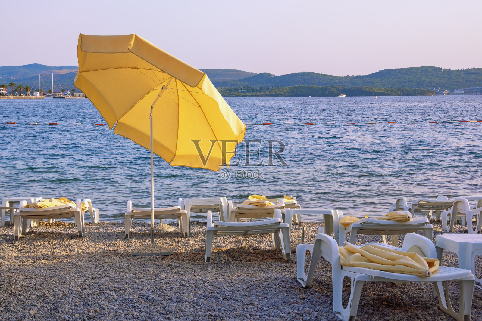 海滩度假。科托湾海岸的沙滩伞。黑山共和国照片摄影图片