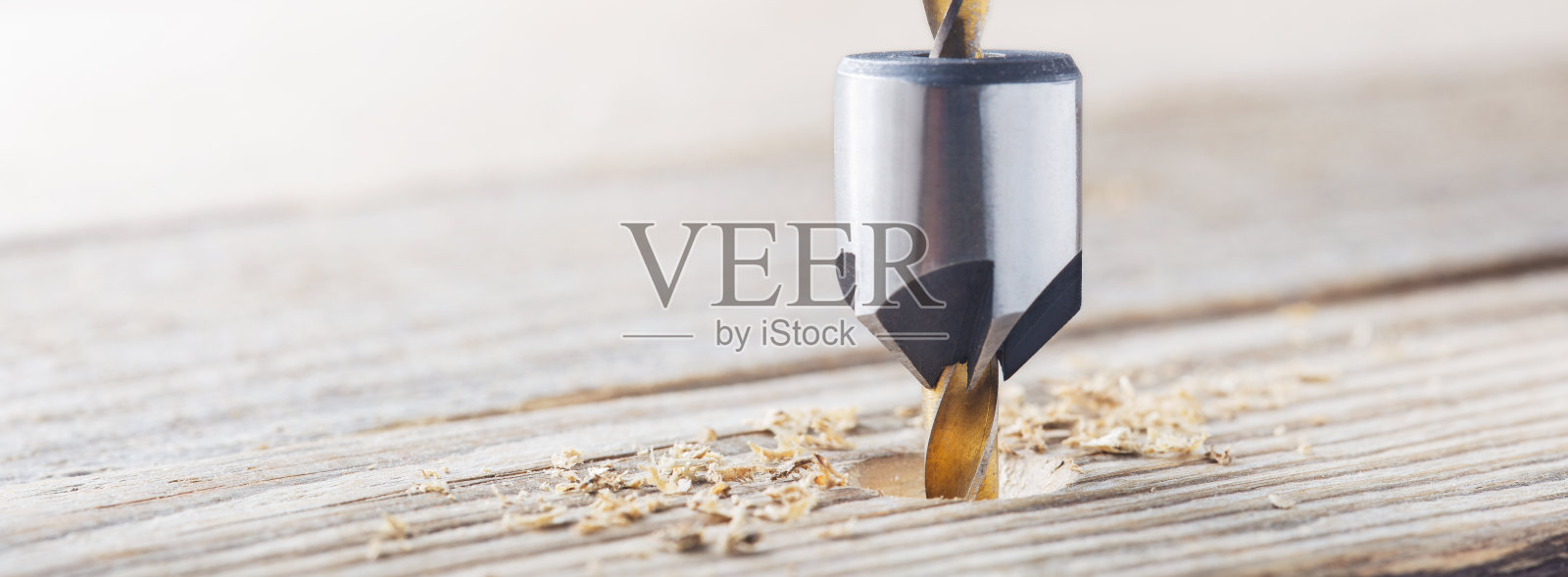 沉头钻头用于在旧木板上的螺丝孔中进行沉头照片摄影图片