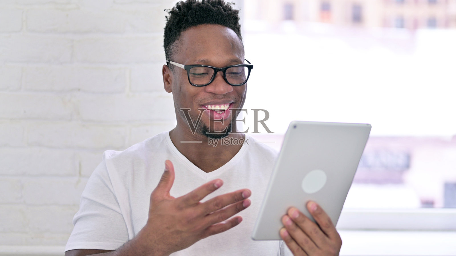 休闲非洲人在平板电脑上视频聊天的肖像照片摄影图片