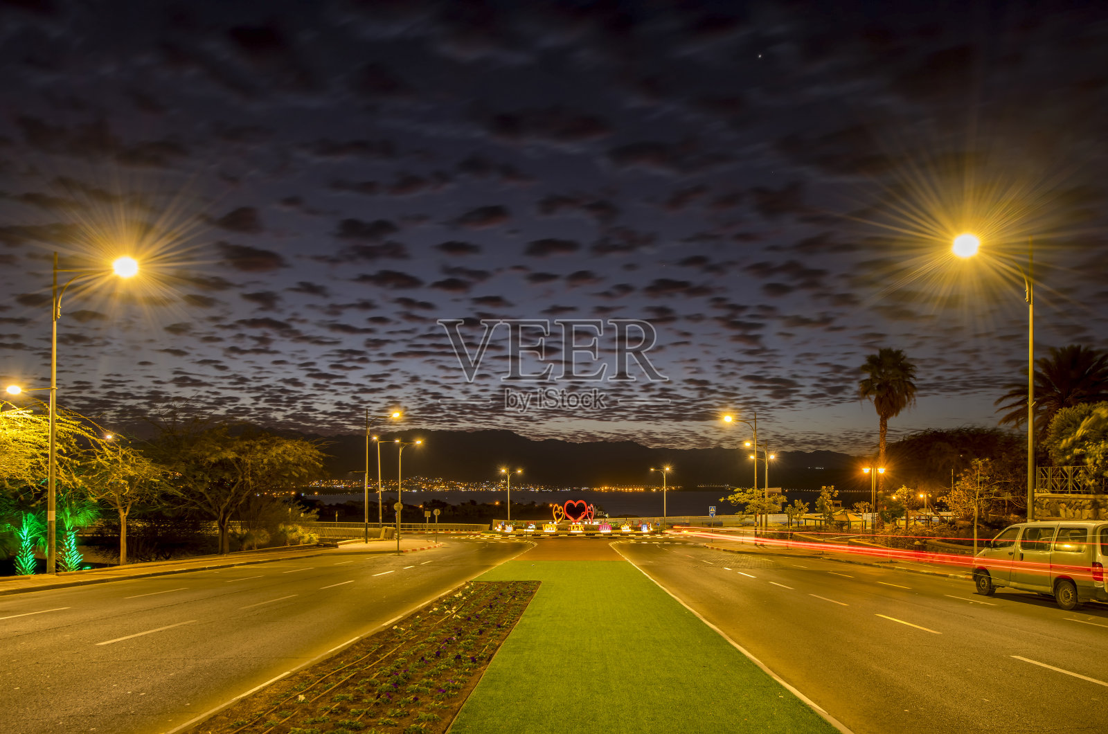 灯光明亮的夜晚街道照片摄影图片