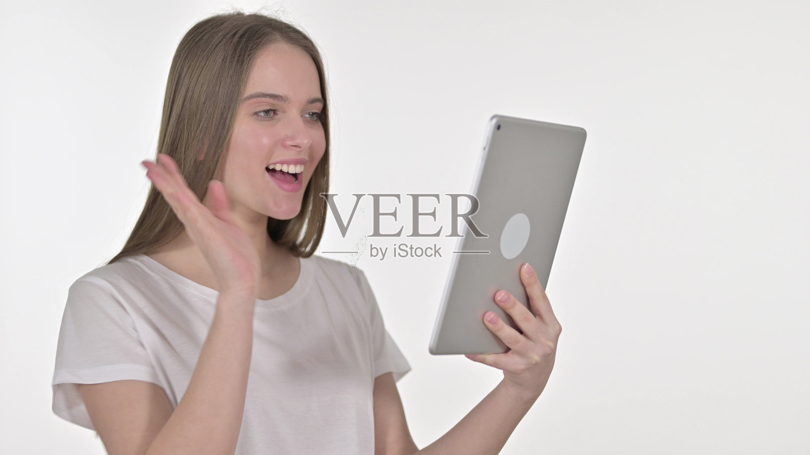 年轻女子在平板电脑上视频聊天,白色背景照片摄影图片