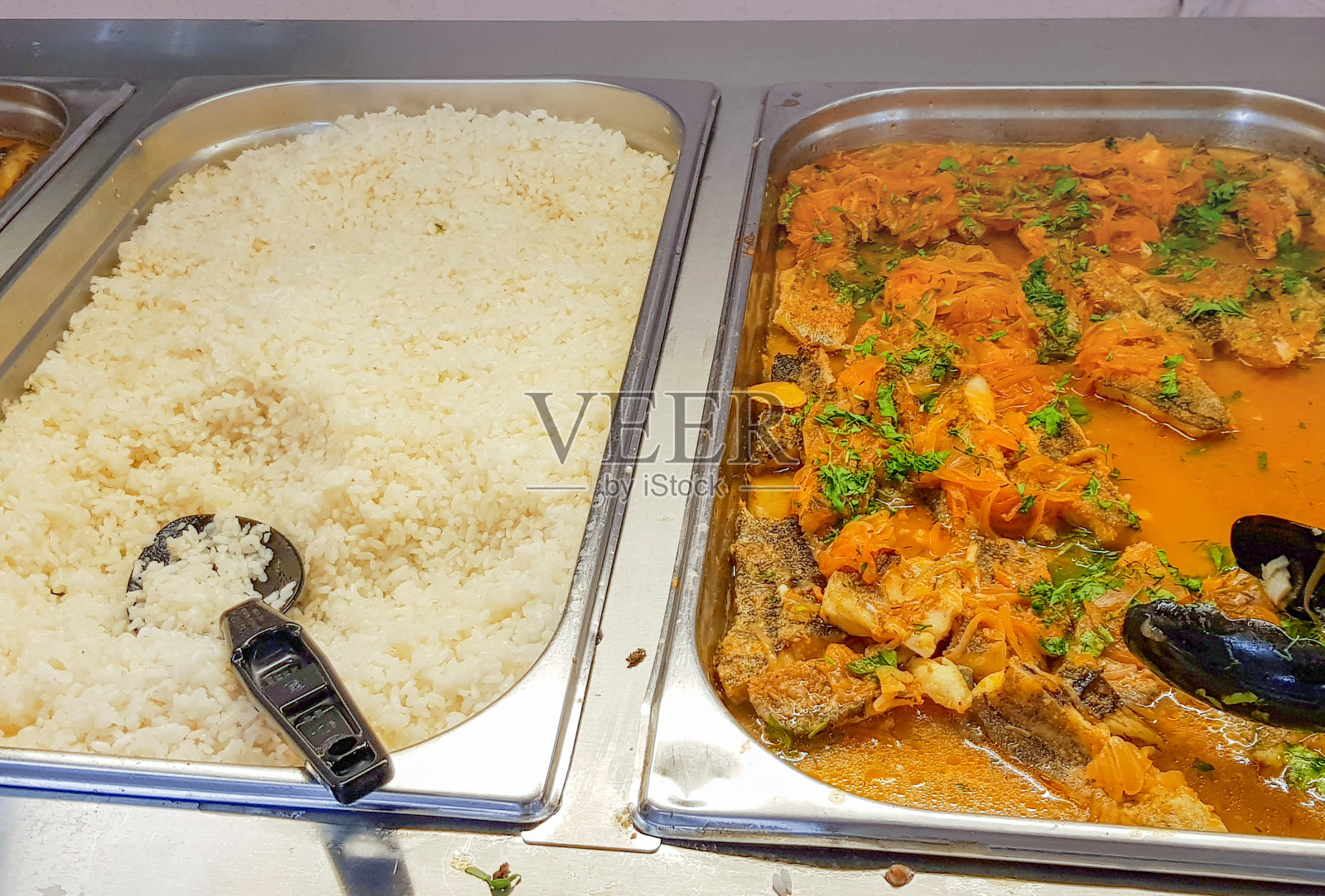 特写自助餐,旁边有鱼、腌胡萝卜和米饭照片摄影图片