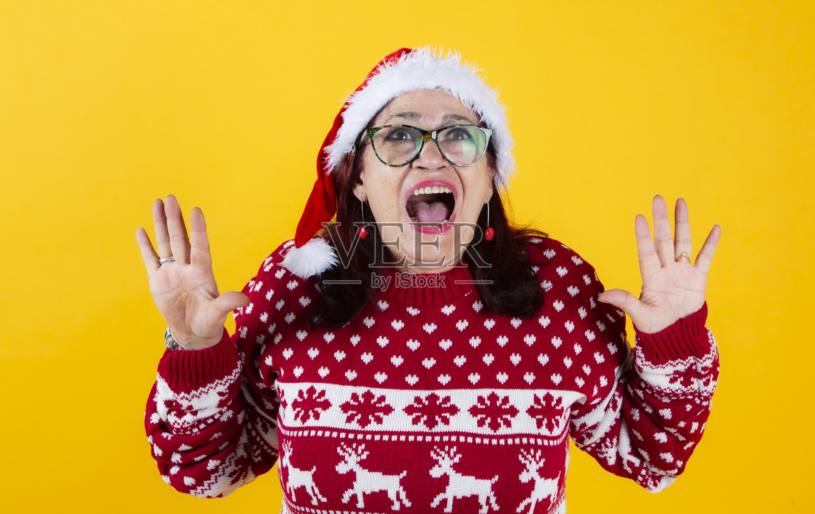 带着圣诞老人帽子的成熟女人照片摄影图片