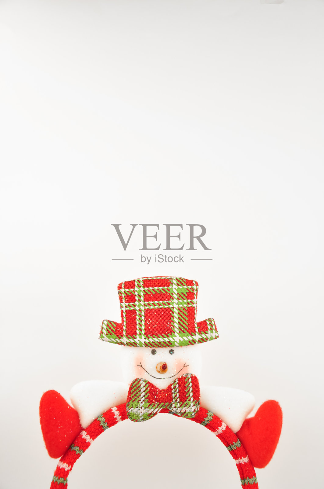 雪人在白色的背景复制空间。圣诞贺卡照片摄影图片