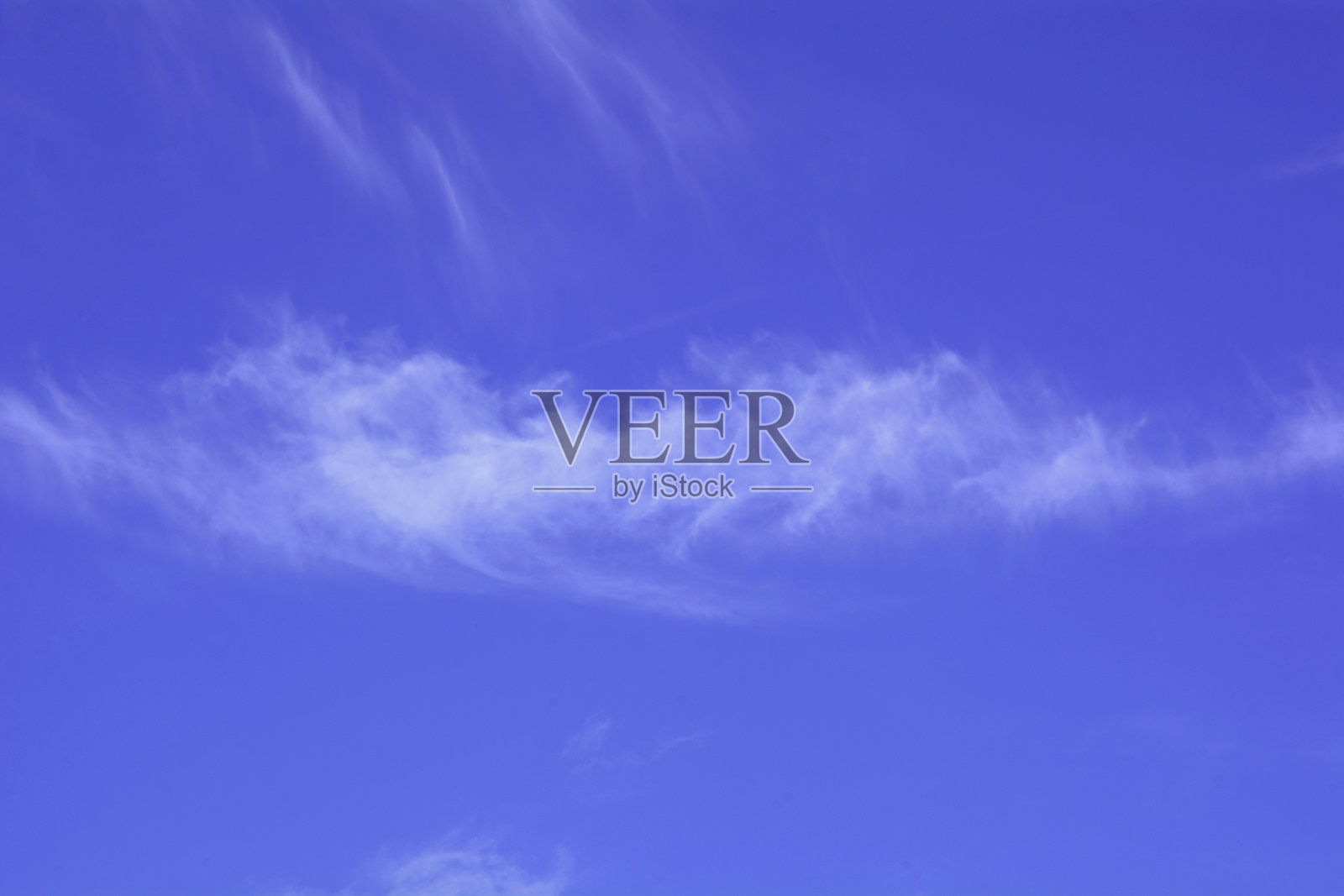 美丽的蓝色天空,乌云密布照片摄影图片