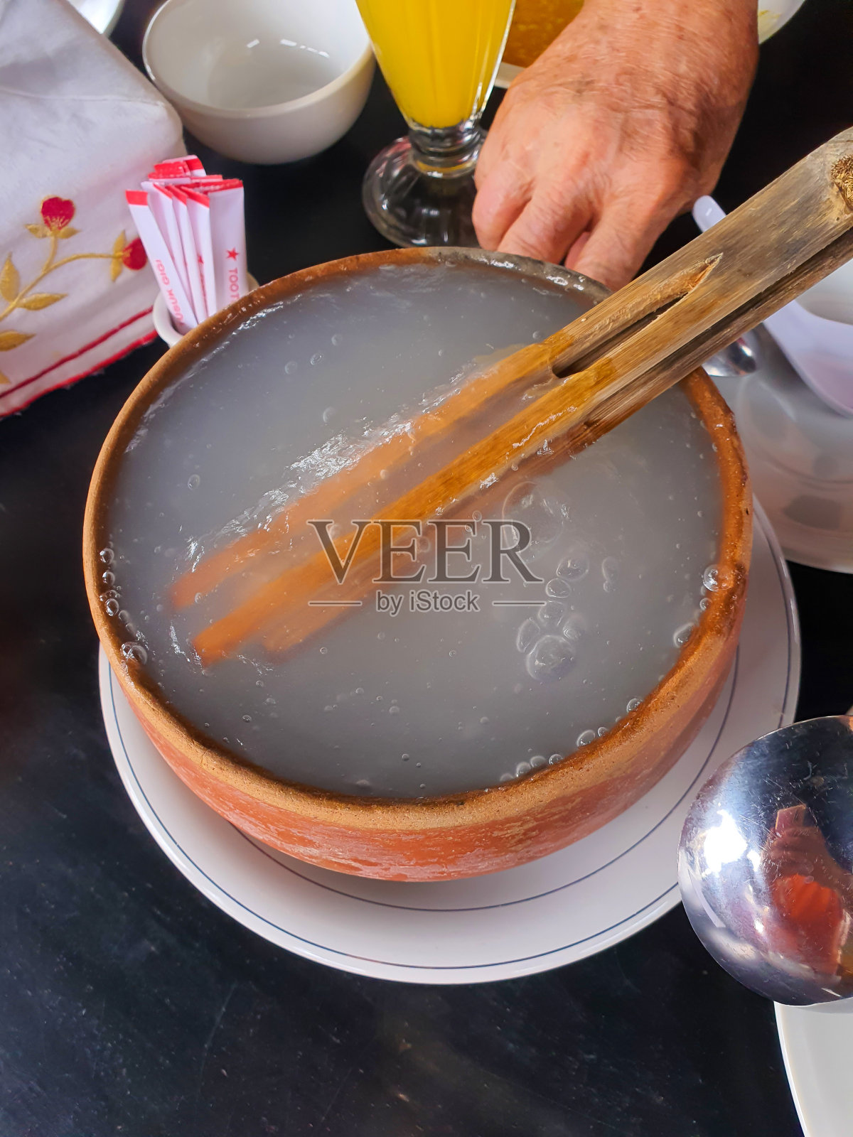 马鲁库的典型食物叫"papeda"照片摄影图片