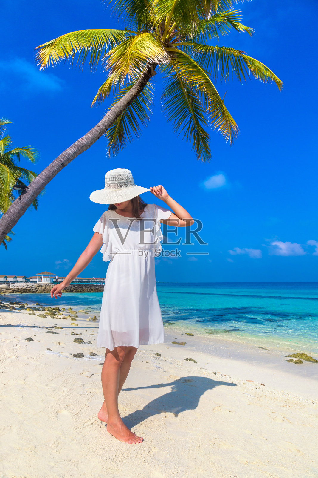 一个女人站在沙滩上照片摄影图片