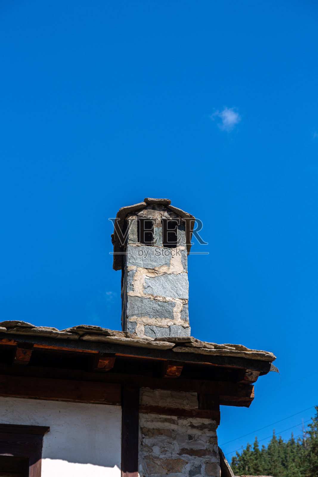 小山村古老传统石屋烟囱照片摄影图片