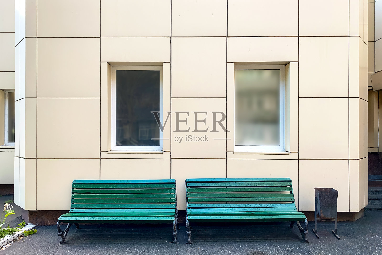 空长凳对着古典的正面与大的白色窗户在后院的建筑。特写镜头。照片摄影图片