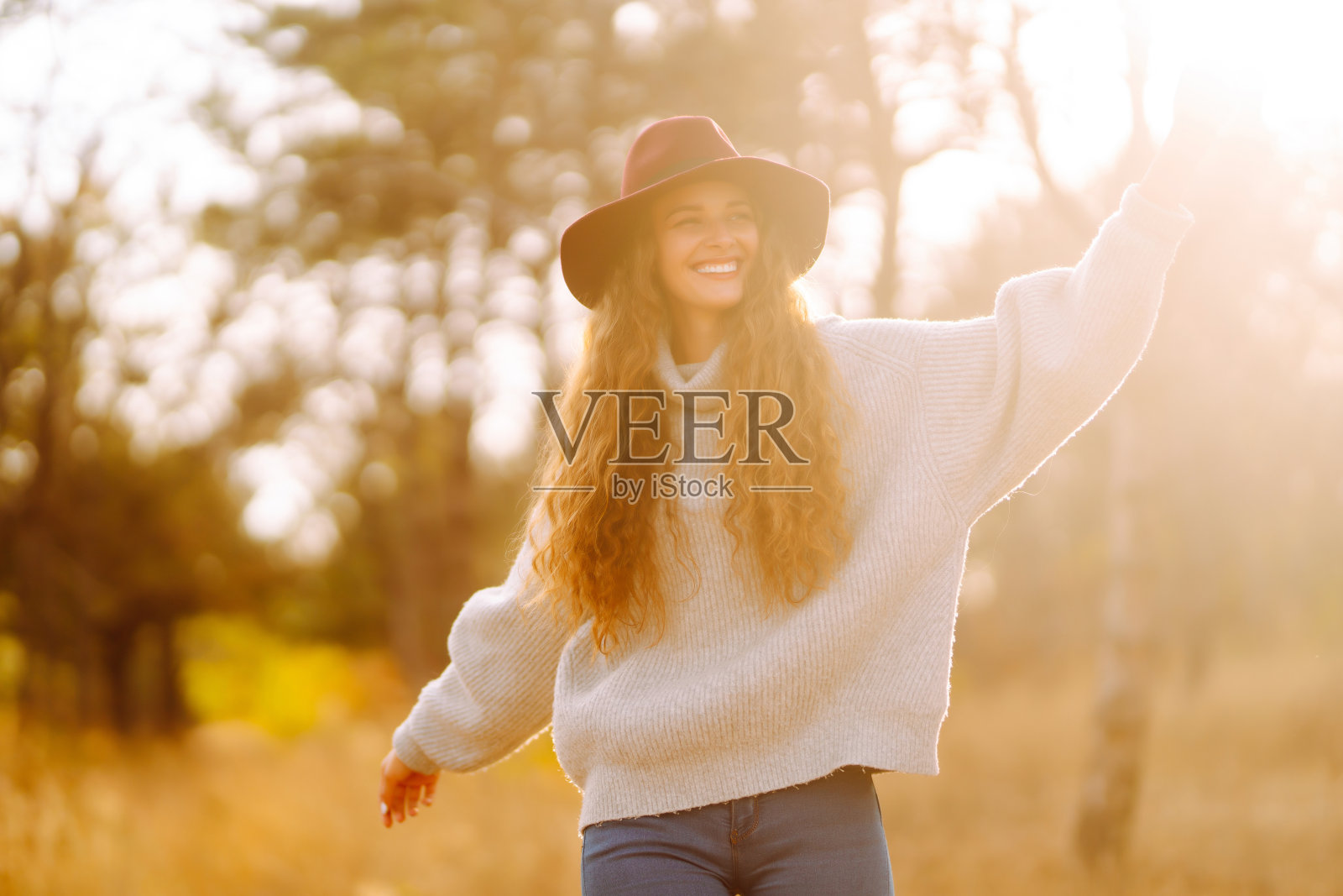 年轻女子在大自然中休息。照片摄影图片