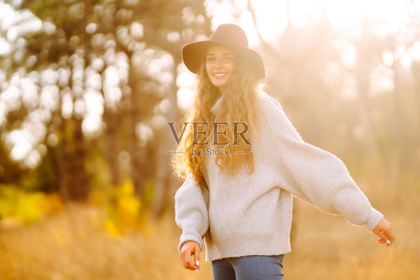 年轻女子在大自然中休息。照片摄影图片