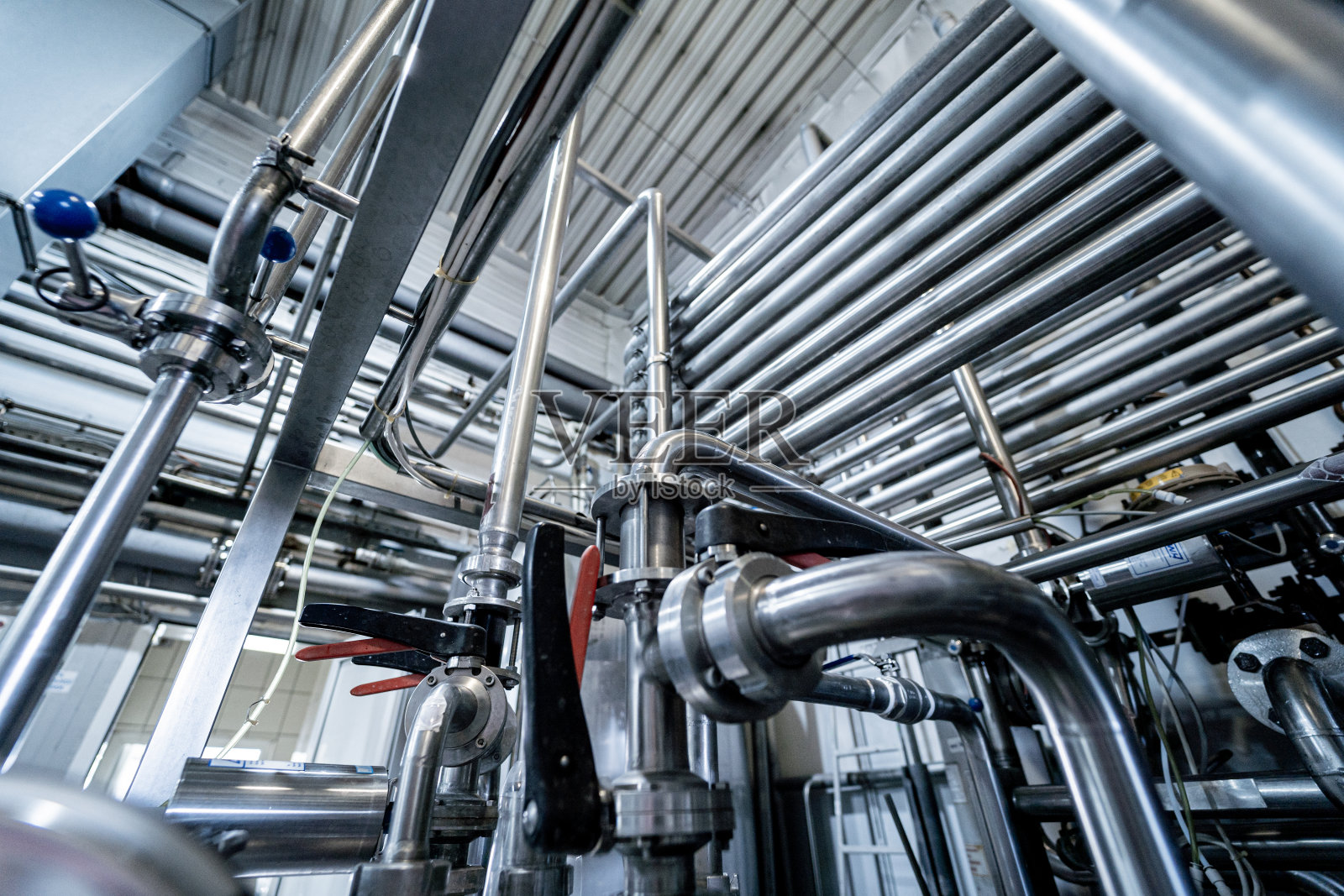 饮料厂的现代化内部与桶和管道照片摄影图片