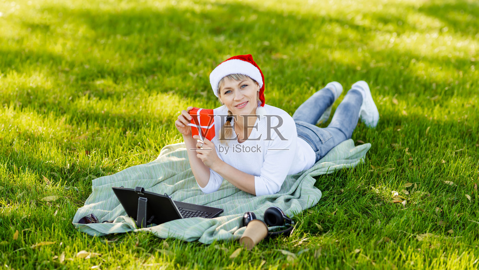 微笑的女孩和她的朋友聊天。假日视频会议照片摄影图片