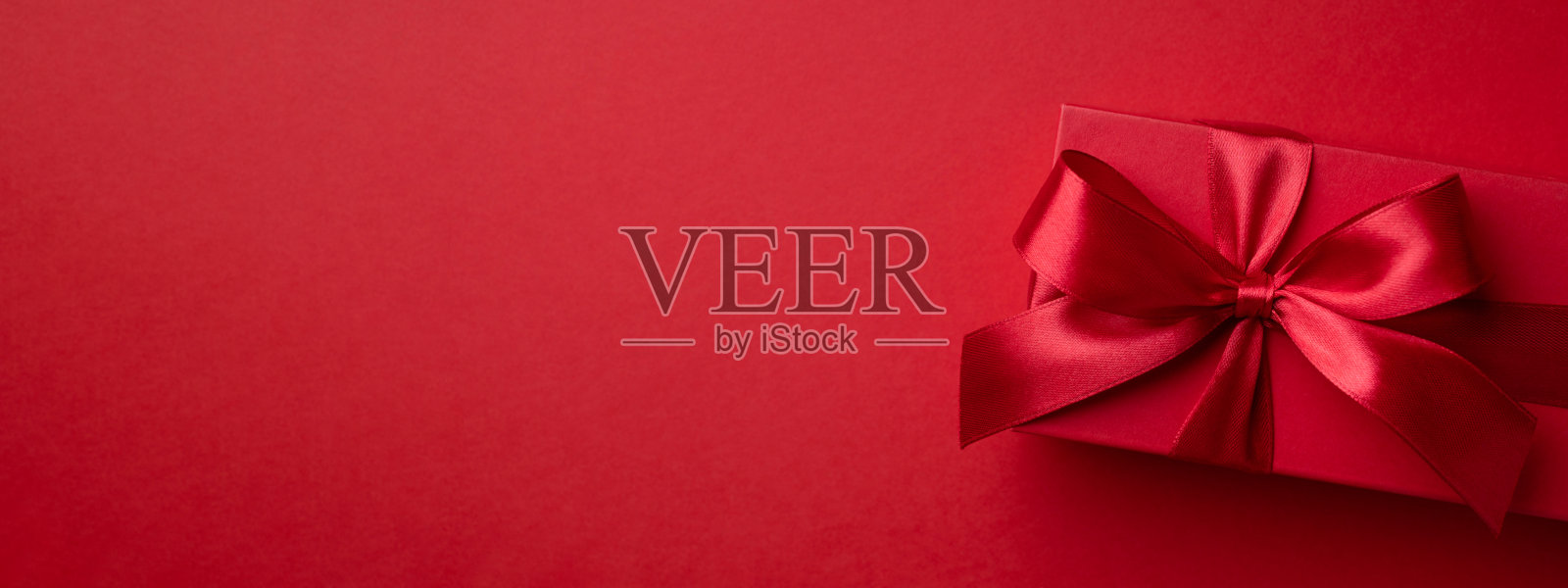 红色背景的红色礼品盒。照片摄影图片