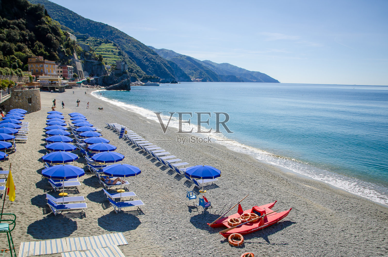 美丽的海滩,空的海滩座位和伞在蒙特罗索小镇在五地公园在意大利照片摄影图片