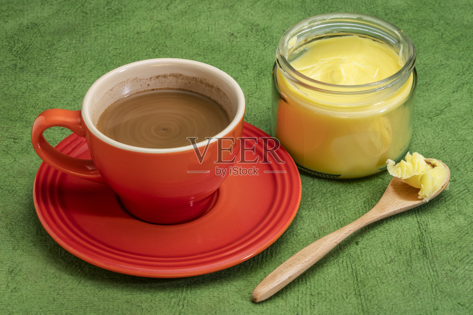 一杯新鲜的高脂咖啡加酥油照片摄影图片