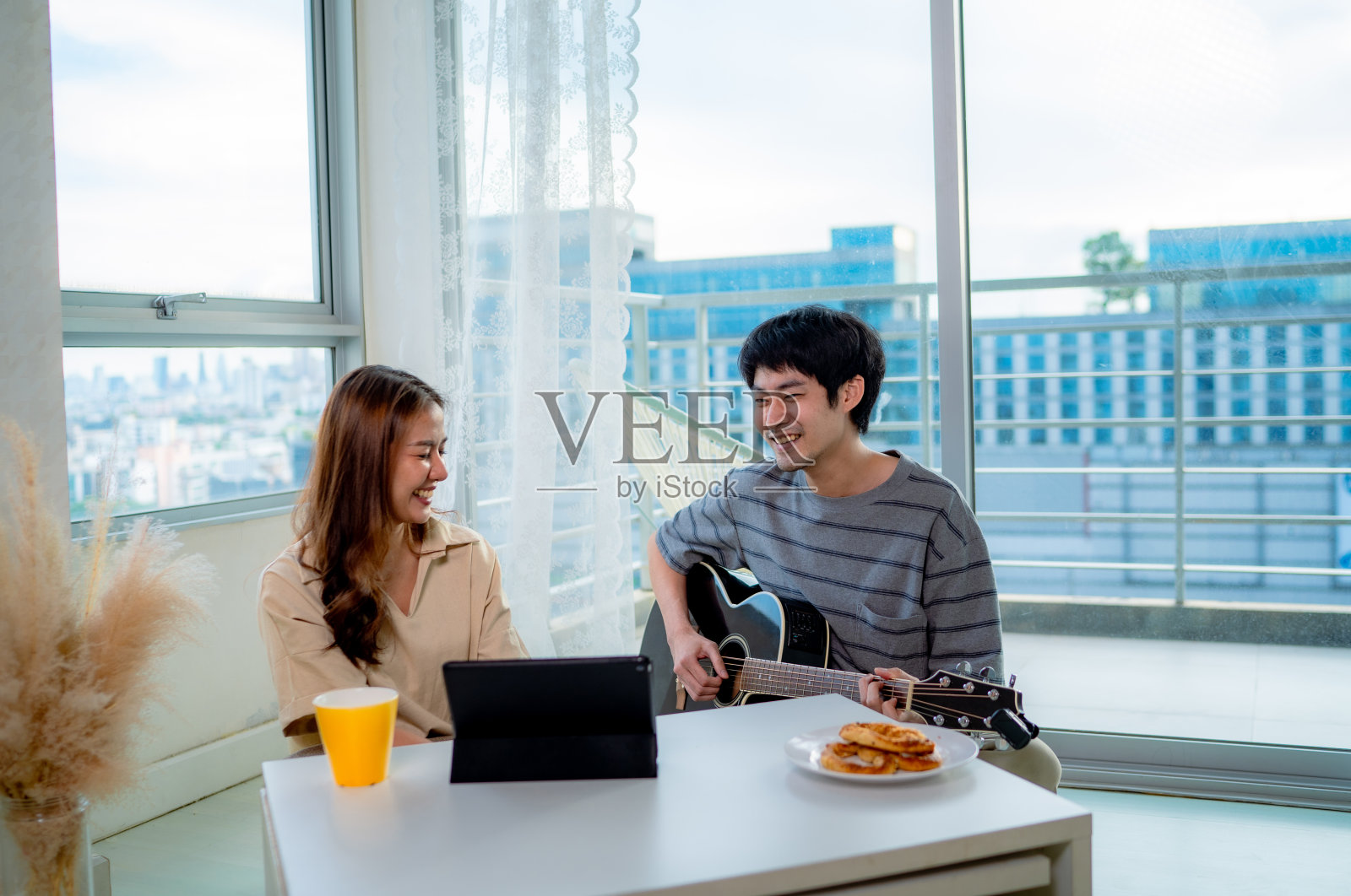 幸福的夫妇在家里一起音乐放松。照片摄影图片