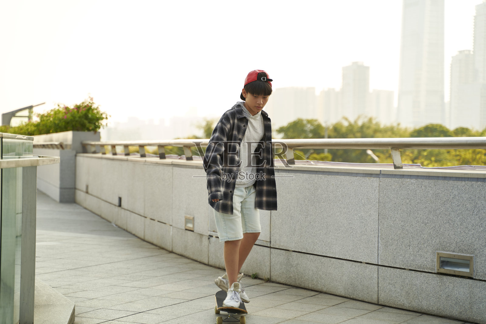 亚洲少年在户外玩滑板照片摄影图片