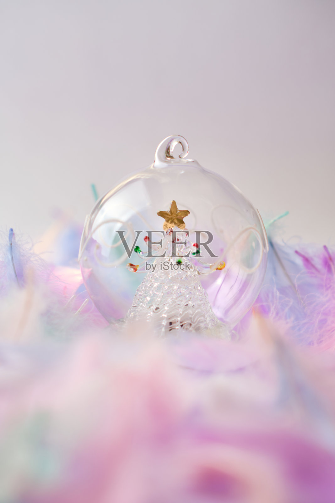 紫色背景下的玻璃圣诞装饰球照片摄影图片