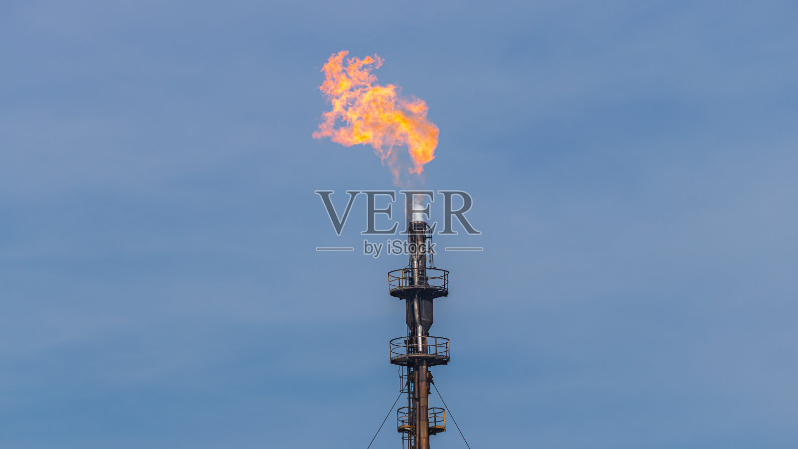 大火从一个工业烟囱里点燃照片摄影图片