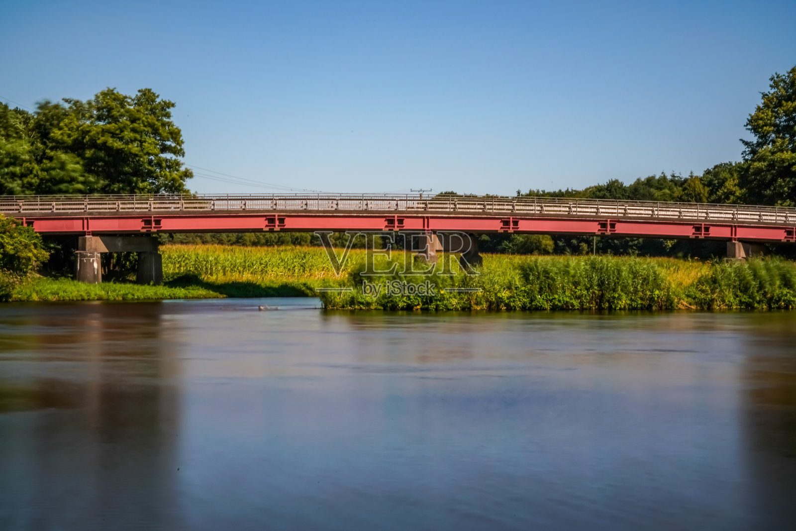 夏天一条小河上的一座桥。照片摄影图片