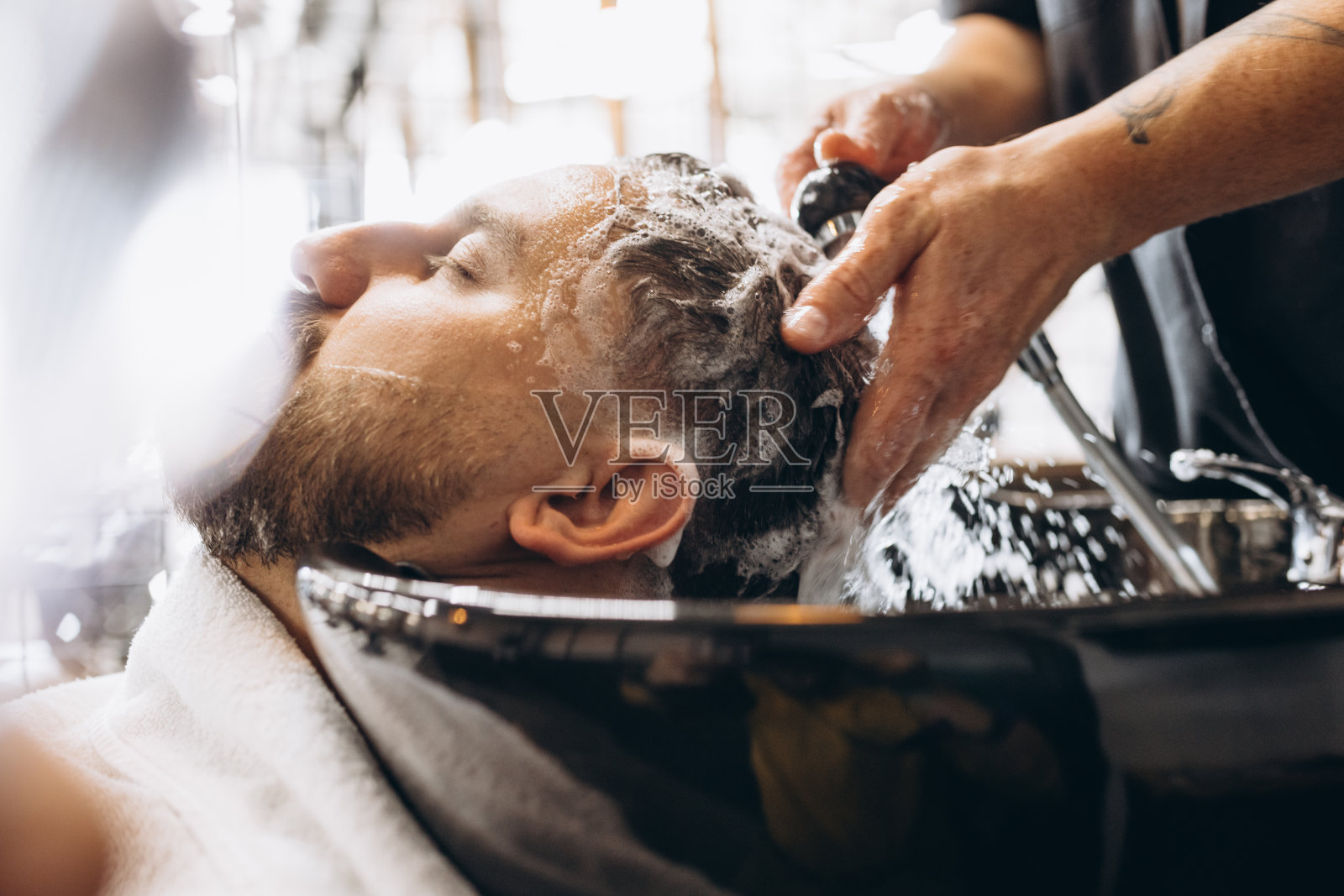 专业理发师,理发机为客户准备理发。美容、自我护理、时尚、时尚及男性化妆品概念。照片摄影图片