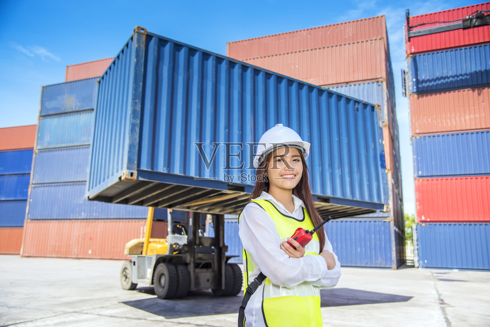 工程师配合叉车吊装货物集装箱箱照片摄影图片