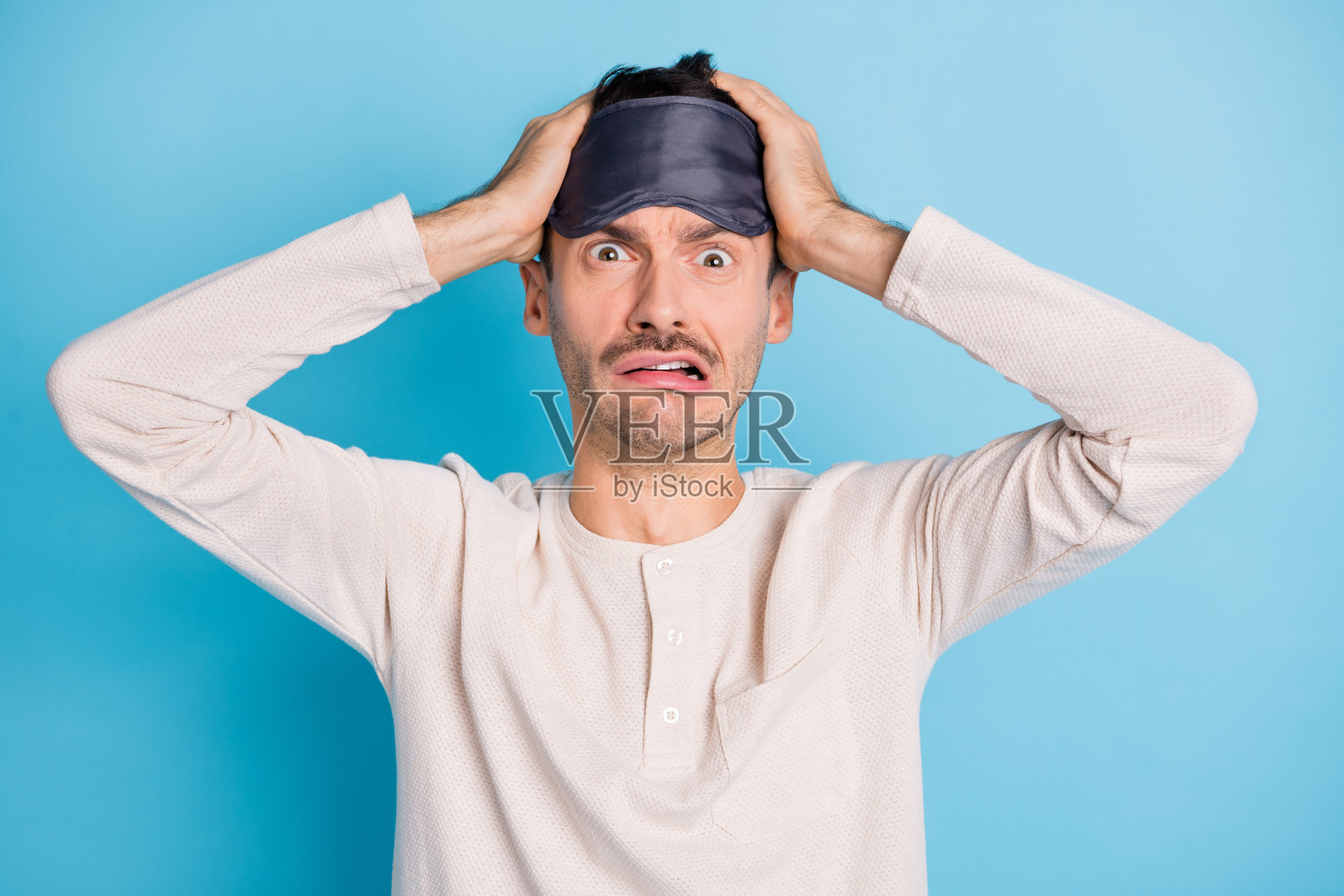 善良的绝望的疯子的肖像戴着眼罩坏消息反应孤立在明亮的蓝色背景照片摄影图片